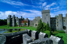 Blick auf die alten Mauern und Zinnen von Ashford Castle, County Mayo, Irland, Europa