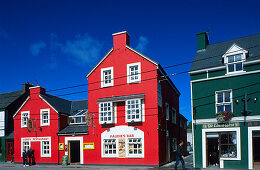 Bunt bemalte Häuser in Dingle, County Kerry, Irland, Europa