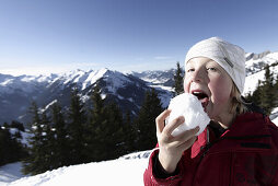 Junge leckt an einen Schneeball, See, Tirol, Österreich