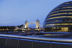 City Hall und Tower Bridge, London, London, England, Grossbritannien