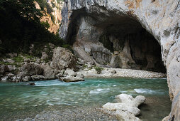 Der Fluss Verdon fliesst durch die Taubenhöhle, Grand Canyon du Verdon, Alpes-de-Haute-Provence, Provence, Frankreich