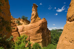 Colorado Provencal, Ockerfelsen unter blauem Himmel, Rustrel, Vaucluse, Provence, Frankreich