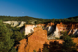 Colorado Provencal, Ockerfelsen unter blauem Himmel, Rustrel, Vaucluse, Provence, Frankreich