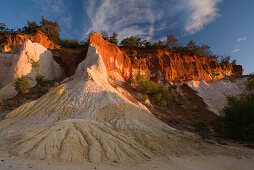 Colorado Provencal, Ockerfelsen unter blauem Himmel, Rustrel, Vaucluse, Provence, Frankreich