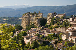 Blick auf das Dorf Saignon im Luberon Gebirge, Mont Ventoux am Horizont, Vaucluse, Provence, Frankreich