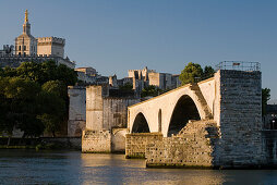 Blick auf die Brücke St. Benezet, im Hintergrund der Papstpalast, Avignon, Vaucluse, Provence, Frankreich