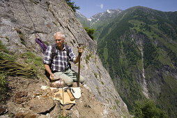 Strahler betrachtet Kristalle, Baldschiedertal, Berner Alpen, Kanton Wallis, Schweiz