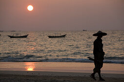 Fischer am Strand beim Sonnenuntergang in Ngapali Beach, am Golf von Bengalen, Rakhine-Staat, Myanmar, Burma