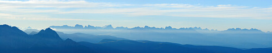 Panorama Dolomiten mit Iffinger Spitze, Piz Boe, Langkofel, Plattkofel, Marmolada, Kesselkogel, Rosengartenspitze, Palagruppe und Latemar, Spronser Joch, Texelgruppe, Südtirol, Italien