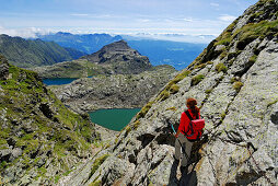 Junge Frau im Abstieg von der Milchseescharte zur Spronser Seenplatte mit Langsee und Milchsee und Große Rötelspitze, Texelgruppe, Ötztaler Alpen, Südtirol, Italien