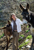 Frau mit Eseln, Cevennen, Frankreich