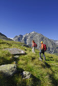 Paar auf Wanderweg, Lüsener Fernerkogel, Stubaier Alpen, Stubai, Tirol, Österreich