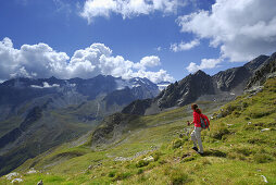 Frau genießt Blick über die Stubaier Alpen, Stubai, Tirol, Österreich