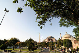 Park mit Hagia Sophia im Hintergrund, Istanbul, Türkei, Europa