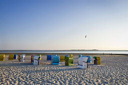 Strandkörbe am Strand von Utersum, Föhr, Schleswig-Holstein, Deutschland