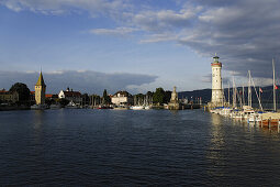 Hafeneinfahrt mit Leuchtturm und Löwe, Lindau, Bayern, Deutschland