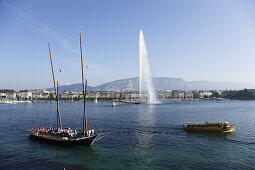 Traditionell Cargo sailer and Jet d'Eau (one of the largest fountains in the world), Lake Geneva, Geneva, Canton of Geneva, Switzerland