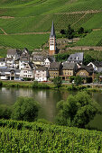 Blick über die Mosel auf die Weinberge von Zell-Merl, Rheinland-Pfalz, Deutschland
