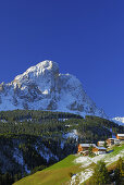 Farmhouses, mount Peitlerkofel in background, valley Gadertal, Trentino-Alto Adige/Südtirol, Italy