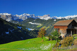 Südtiroler Bauernhof mit Blick auf Puez-Geisler-Puez Gruppe, Gadertal, Dolomiten, Südtirol, Italien