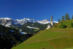 Kirche St. Barbara mit Puez-Geisler-Gruppe, Gadertal, Dolomiten, Südtirol, Italien