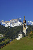 Kirche zur hl. Barbara mit Wasserkofel, Gadertal, Südtirol, Italien