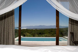 Suite in der Forest Lodge mit Blick auf Pool und Walker Bucht, Gansbaai, Südafrika, Afrika