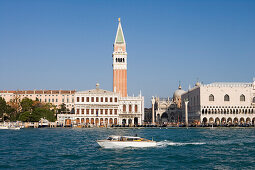 Wasertaxi vor Campanile di San Marco Turm und Markusdom, Venedig, Venetien, Italien, Europa