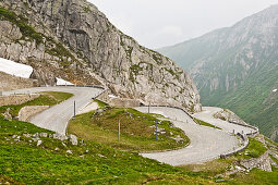 Berglandschaft mit Bergpass, Straße durch die Berge, St. Gotthard, Schweiz