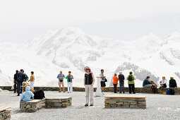 Touristen betrachten den Aussicht, Aussichtspunkt, Berglandschaft, Wallis, Schweiz