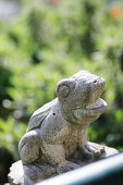 Froschfigur aus Stein im Garten