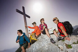 Gruppe Wanderer an einem Gipfelkreuz, Wettersteingebirge, Bayern, Deutschland