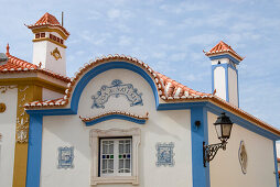 Blau und weiss bemaltes haus, Historisches, altes Fischerdorf, Ericeira, Portugal