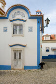 Blau und weiss bemaltes haus, Historisches, altes Fischerdorf, Ericeira, Portugal