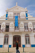 Blau und weiss bemaltes haus, Casa de Cultura, Historisches, altes Fischerdorf, Ericeira, Portugal