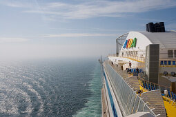 Das Kreuzfahrtschiff Aidadiva auf dem offenen Meer im Sonnenlicht