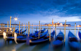 Gondelanleger am Markusplatz mit Gondeln und Blick auf die Insel San Giorgio Maggiore, Venedig, Italien, Europa