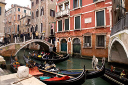 Gondeln an der Ponte de la Cortesia am Campo Manin, Venedig, Italien, Europa