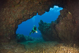 Taucher in Unterwasser-Lavahoehle, Kathedrale von Lani, Maui, Hawaii, USA
