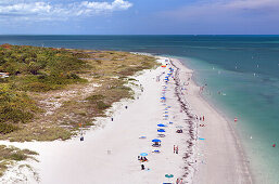 Blick auf Strand mit Menschen im Bill Baggs State Park, Key Biscayne, Miami, Florida, USA