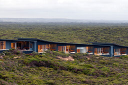 Die Zimmer der Southern Ocean Lodge im Busch bei Tag, Kangaroo Island, Südaustralien, Australien