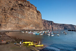 Boote liegen im Hafen im Sonnenlicht, Playa de Vueltas, Valle Gran Rey, La Gomera, Kanarische Inseln, Spanien, Europa