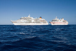 Kreuzfahrtschiffe MS Europa und MS Hanseatic, Indischer Ozean, nahe Mosambik, Afrika