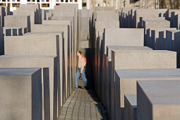 Besucher zwischen den 2.711 Stelen des Holocaust-Mahnmals, Denkmal für die ermordeten Juden Europas