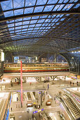 Innenansicht des Hauptbahnhofs am Abend, Berlin, Deutschland, Europa