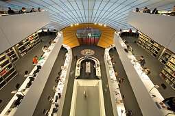 Menschen sitzen und lesen in der Philologischen Bibliothek, Dahlem, Berlin, Deutschland, Europa
