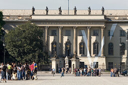Blick auf den Eingang der Humboldt Universität, Berlin, Deutschland, Europa