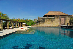 Menschenleerer Pool im Amanusa Resort unter blauem Himmel, Nusa Dua, Süd Bali, Indonesien, Asien