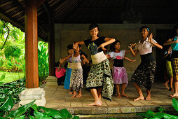 Mädchen beim Tanzunterricht im Amandari Resort, Yeh Agung Tal, Bali, Indonesien, Asien