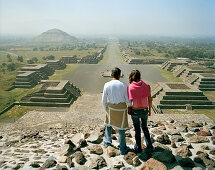 Junges Paar auf der Mondpyramide, Blick auf Strasse der Toten, Tempelanlage Teotihuacan, Mexiko, Amerika